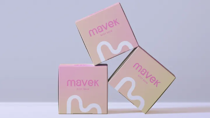 Cajas de bálsamo corporal apiladas, empaque en rosa y crema