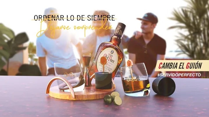 Kit promocional de whisky con vasos y bandeja, render 3D