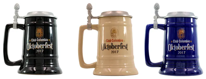 Jarras cerveceras de colección en tres colores, render 3D