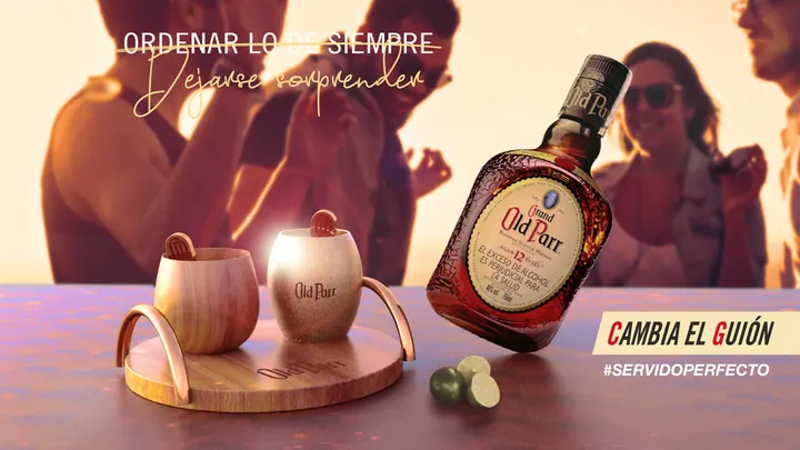 Kit de whisky con vasos de cobre y madera, render 3D